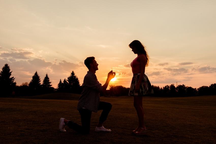 Verlobung: Ein Mann macht seiner Partnerin einen Heiratsantrag