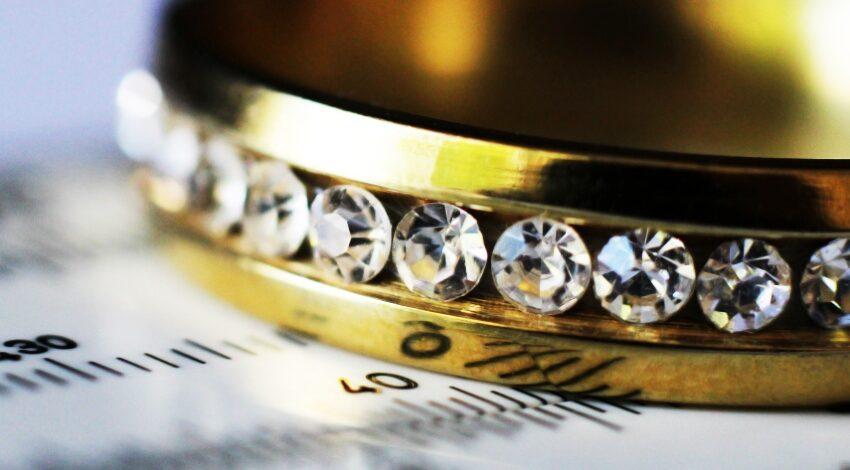 Ring mit Diamant auf einem Größenmesser