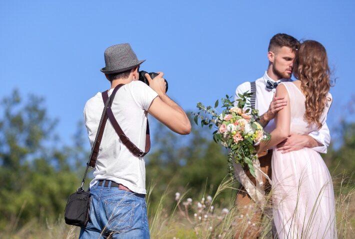 Hochzeitsfotograf finden - Paar wird fotografiert