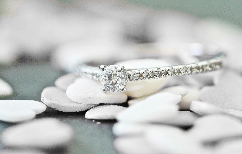 Eternity-Ring mit Diamanten und Brillant