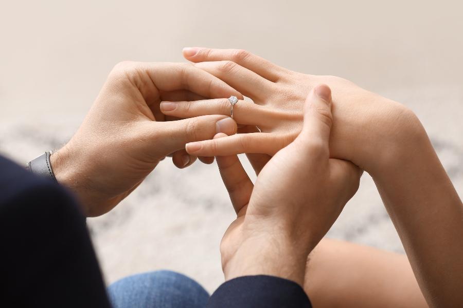 Welche Hand ist nun die richtige fuer den Verlobungsring