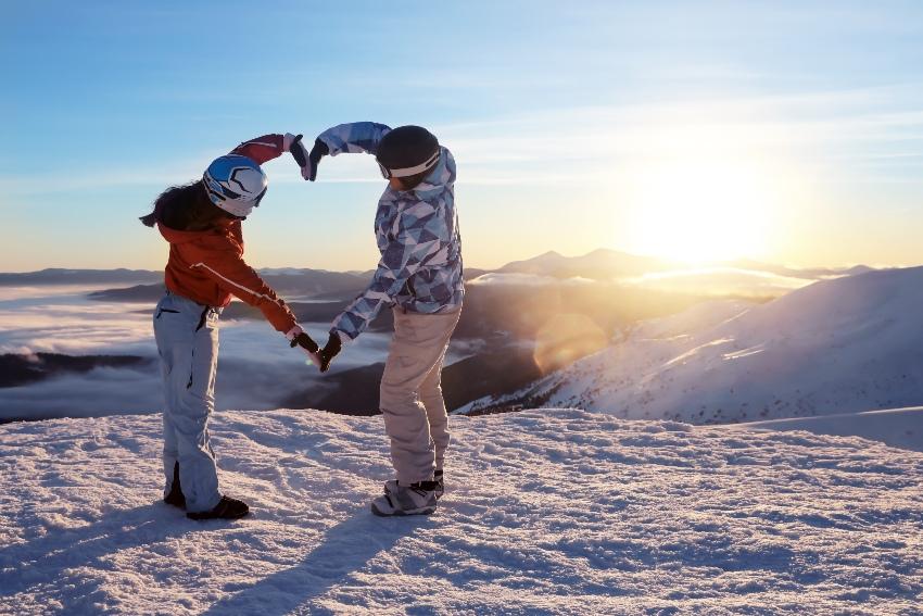 Paar im Skiurlaub bildet Herz 