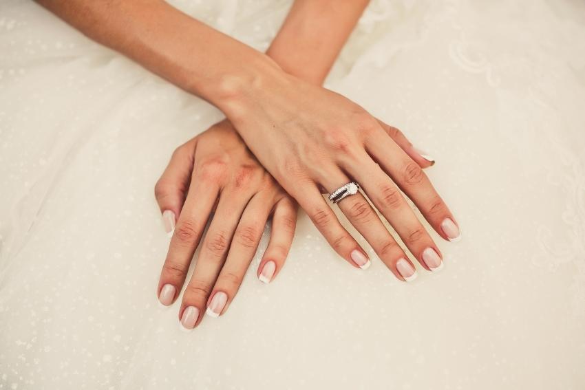 Hände einer Braut mit Vorsteckring