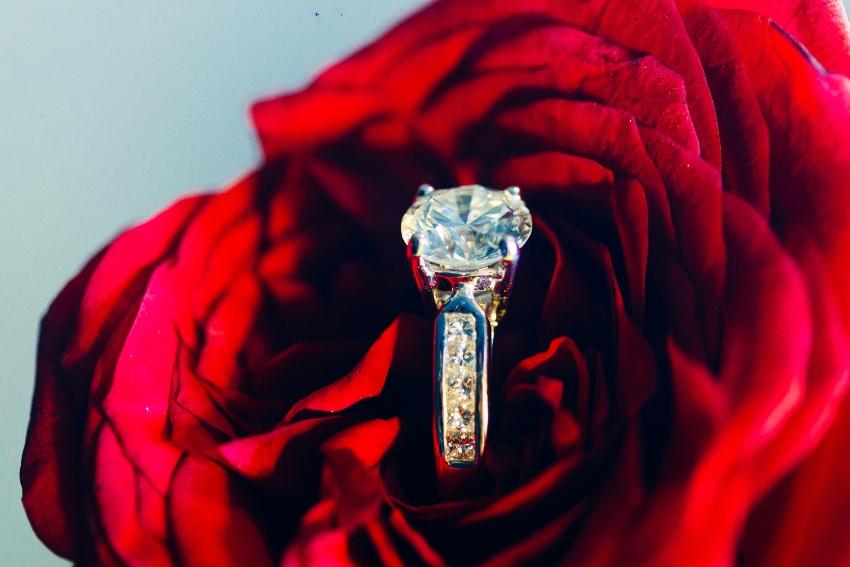 Pavé Ring mit einer Rose 