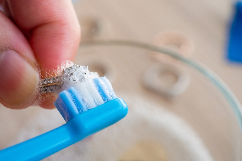 Ring reinigen mit Zahnbürste