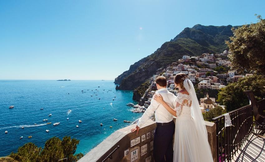 Hochzeitspaar vor dem Meer in Italien