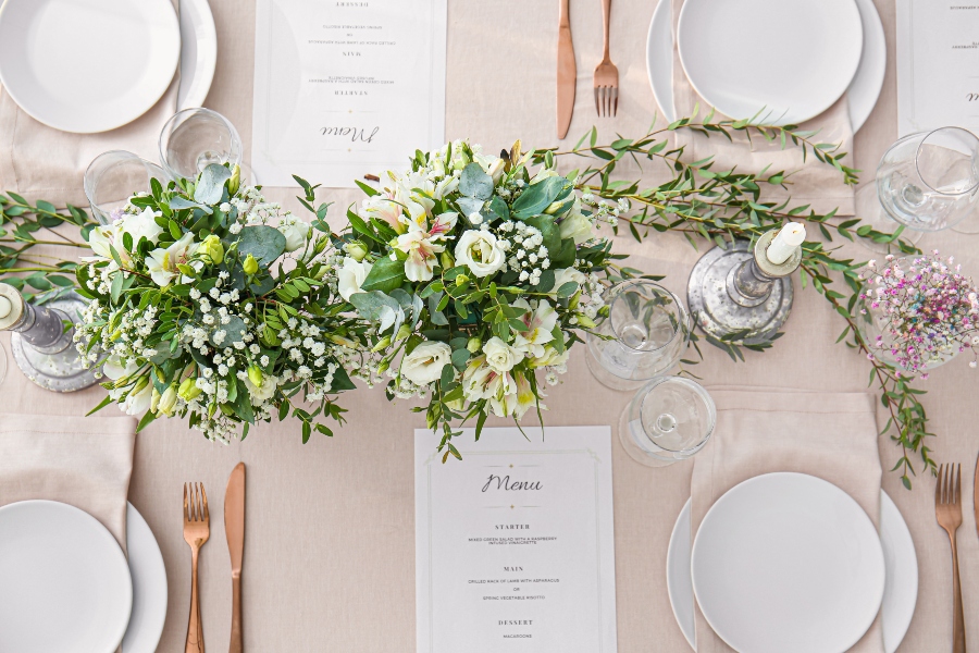 Tischdekoration fuer eine Hochzeitsfeier im Restaurant Wer braucht einen Hochzeitsplaner