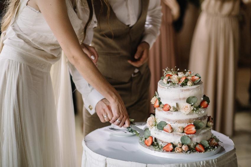 Naked Cake Hochzeitstorte wird angeschnitten