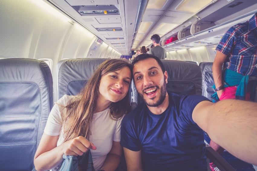 Junges Paar im Flugzeug 
