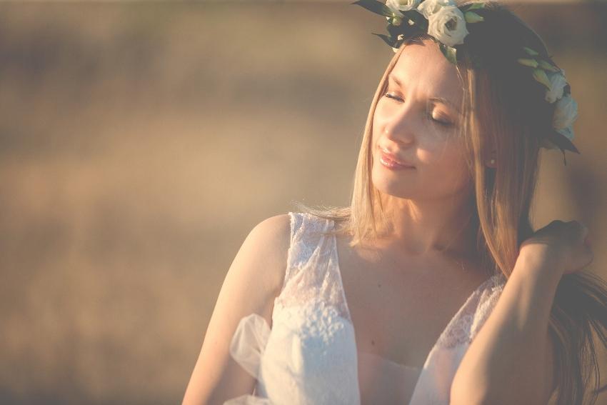 Braut mit Blumenkranz in den Haaren 