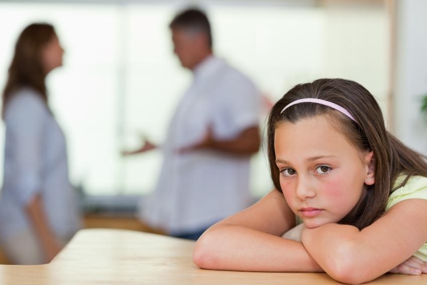 Kind mit streitenden Eltern