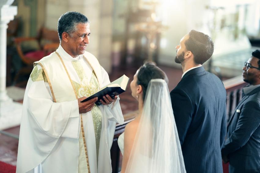 Kirchliche Trauung vor einem Priester
