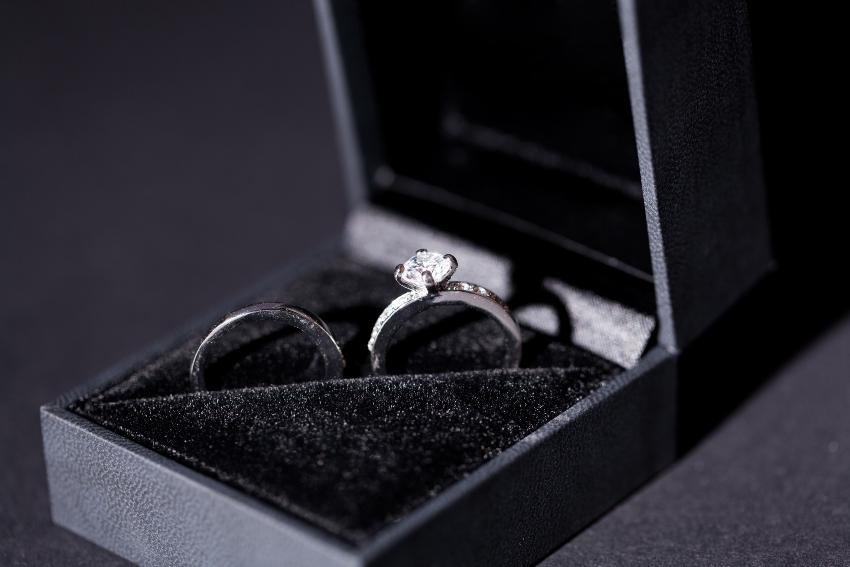Verlobungsringe aus Silber in einer Schachtel