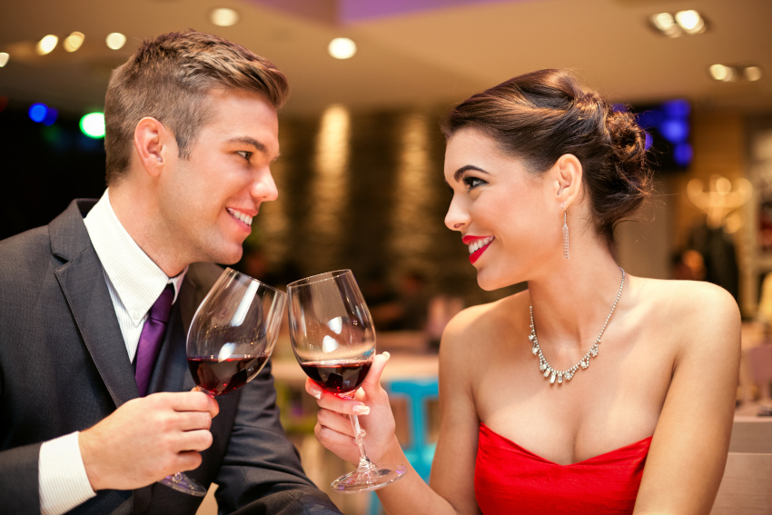Paar mit Wein im Restaurant 