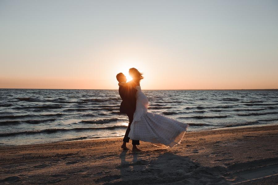 Junges Brautpaar am Strand bei Sonnenuntergang - Heiraten in Dänemark