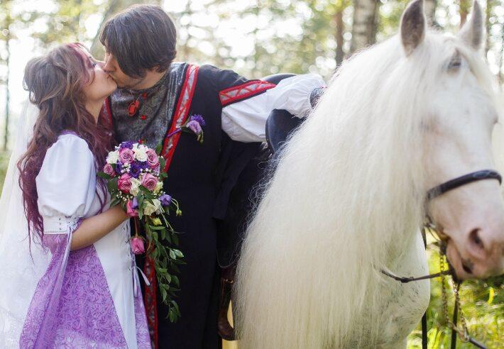 Brautpaar mit Pferd - Mittelalter-Hochzeit