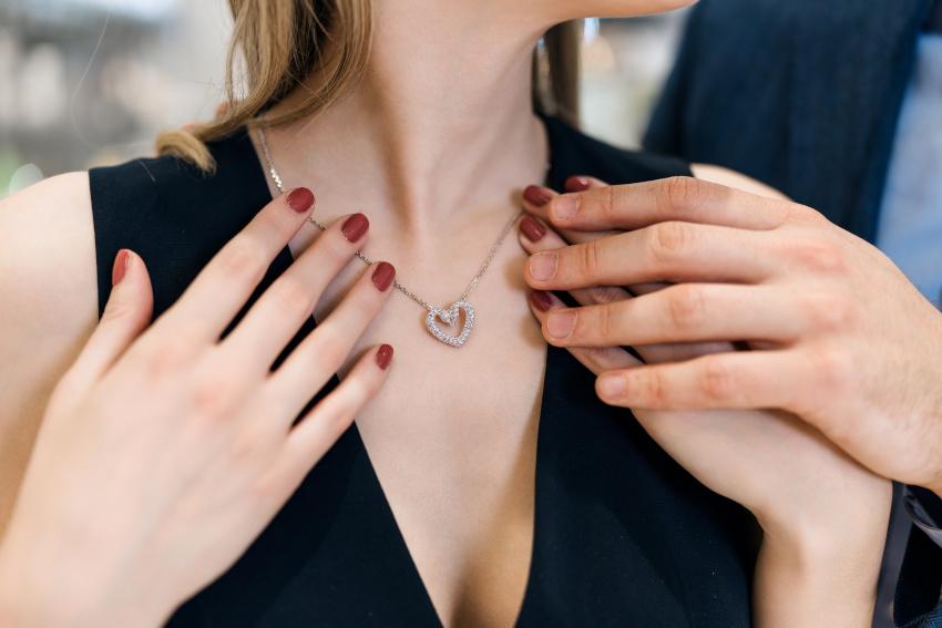 Heiratsantrag ohne Ring - Mann schenkt Frau eine Kette mit Herzanhänger