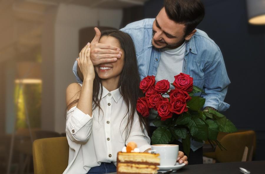 Mann überrascht Frau mit Rosenstrauß - Rosenhochzeit mit 10 Rosen