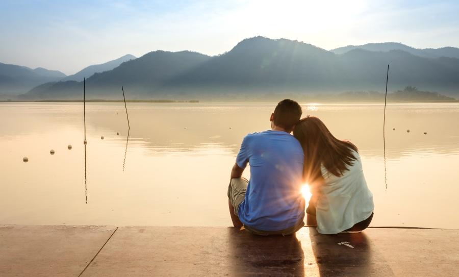 Paar bei Sonnenuntergang am See