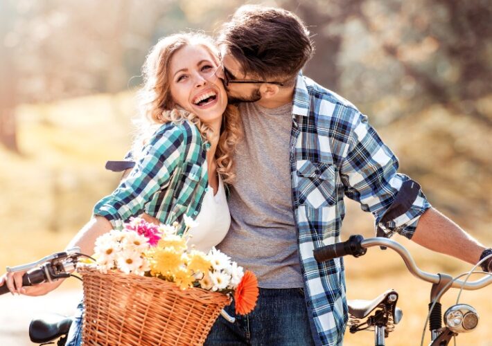Junges Paar mit Fahrrädern - Heiratsantrag zu Ostern