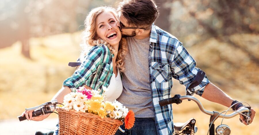 Junges Paar mit Fahrrädern - Heiratsantrag zu Ostern