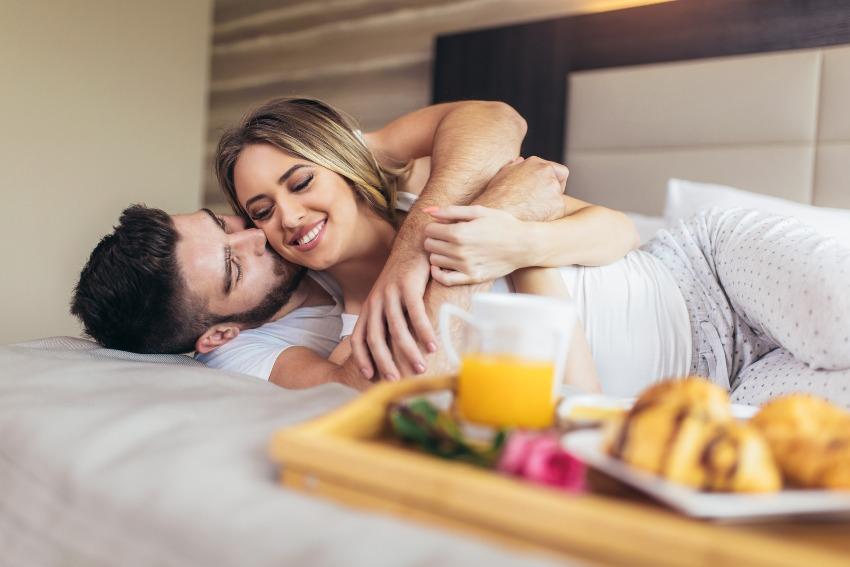 Junges Paar mit romantischem Frühstück - Heiratsantrag zu Ostern