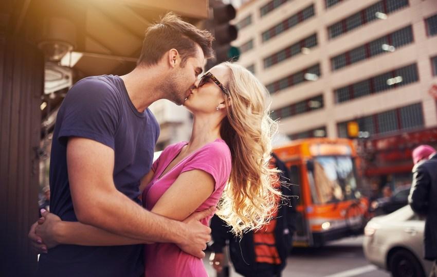 ´Junges Paar küsst sich in der Innenstadt