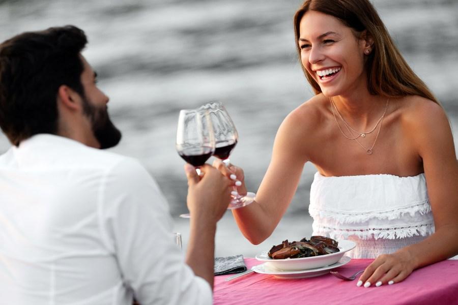Junges Paar beim Dinner am Strand - Heiratsantrag auf Mallorca
