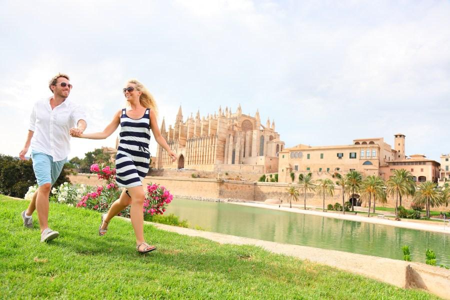 Junges Paar vor "La Seu" der Kathedrale von Palma - Heiratsantrag auf Mallorca