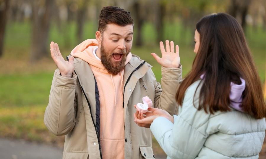 Frau macht überraschtem Mann Heiratsantrag