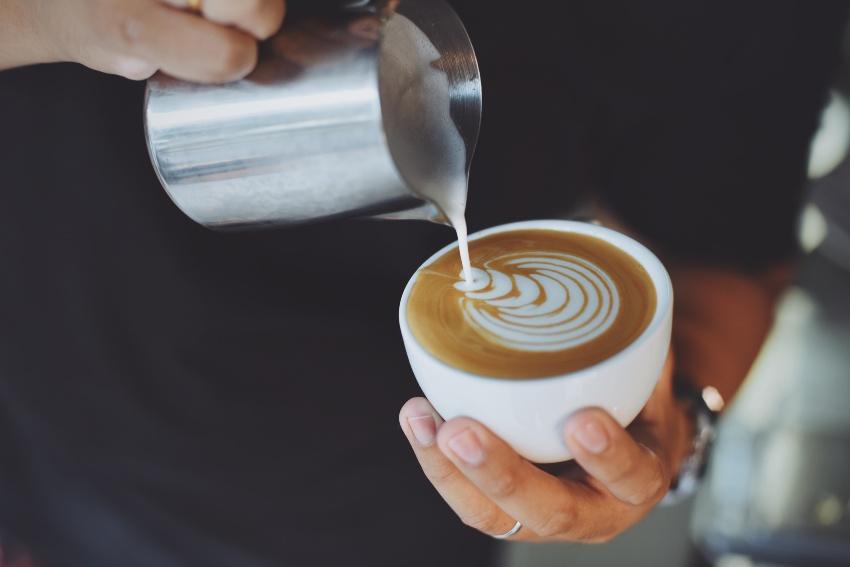 Kaffee Kreation mit Muster durch den Milchschaum