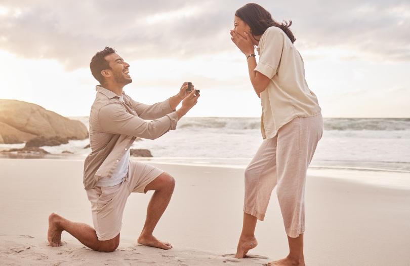 Heiratsantrag-am-Strand - Heiratsantrag zum Geburtstag auf einer Reise
