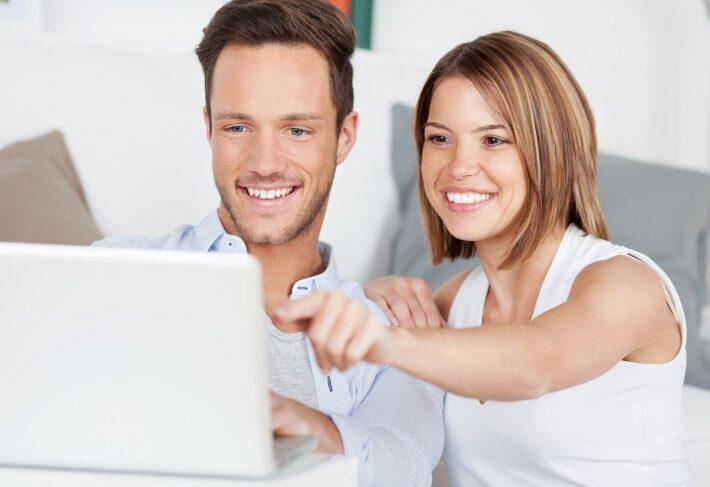 Junges-Paar-Online-Shopping - Den Verlobungsring gemeinsam aussuchen