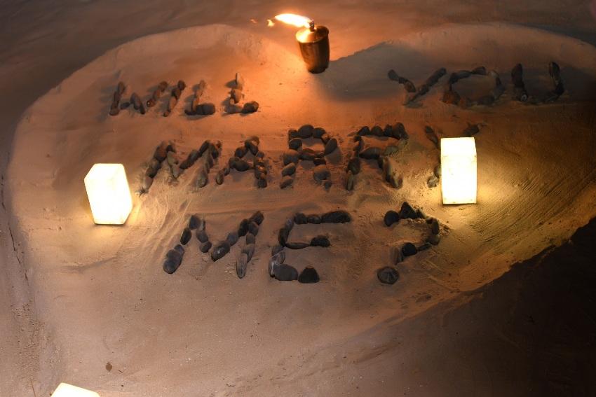 Will-you-marry-me steht im Sand geschrieben