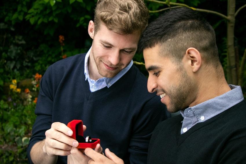 Junger-Mann-macht-Freund-Heiratsantrag - Verlobung für gleichgeschlechtliche Paare