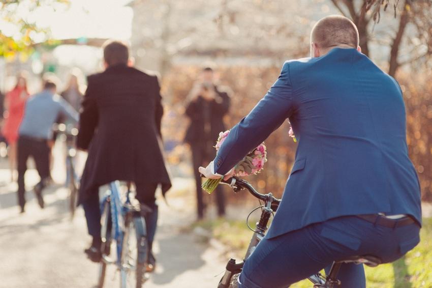 Bräutigam auf dem Weg zur Hochzeit mit dem Fahrrad - Fahrrad-Hochzeit
