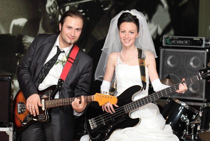 Brautpaar mit E-Gitarren - Heavy Metal Hochzeit