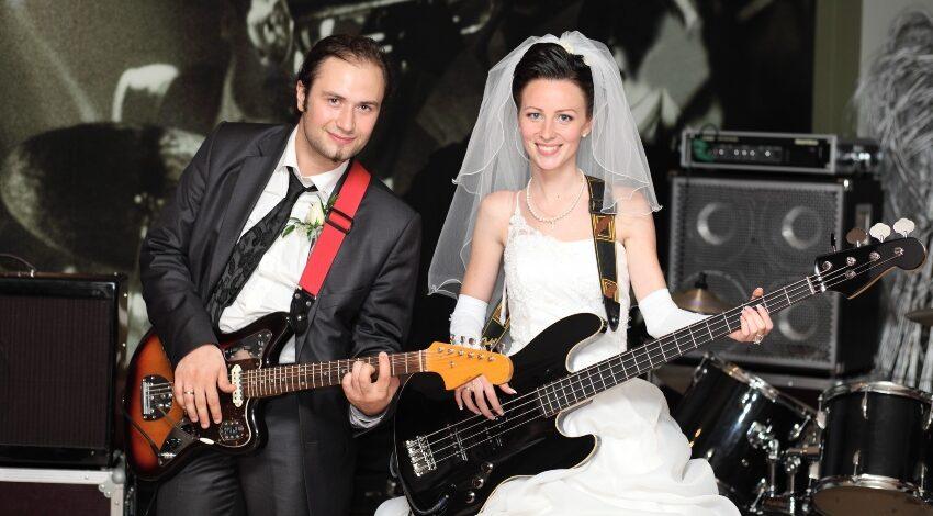 Brautpaar mit E-Gitarren - Heavy Metal Hochzeit