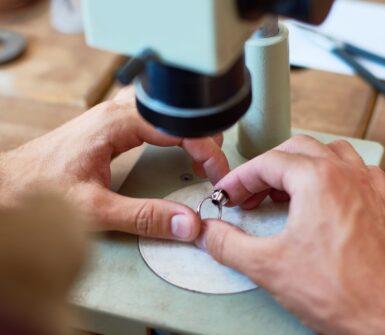 Ring-unter-Mikroskop-betrachten - Mein Ring verfärbt sich: Was kann ich tun?